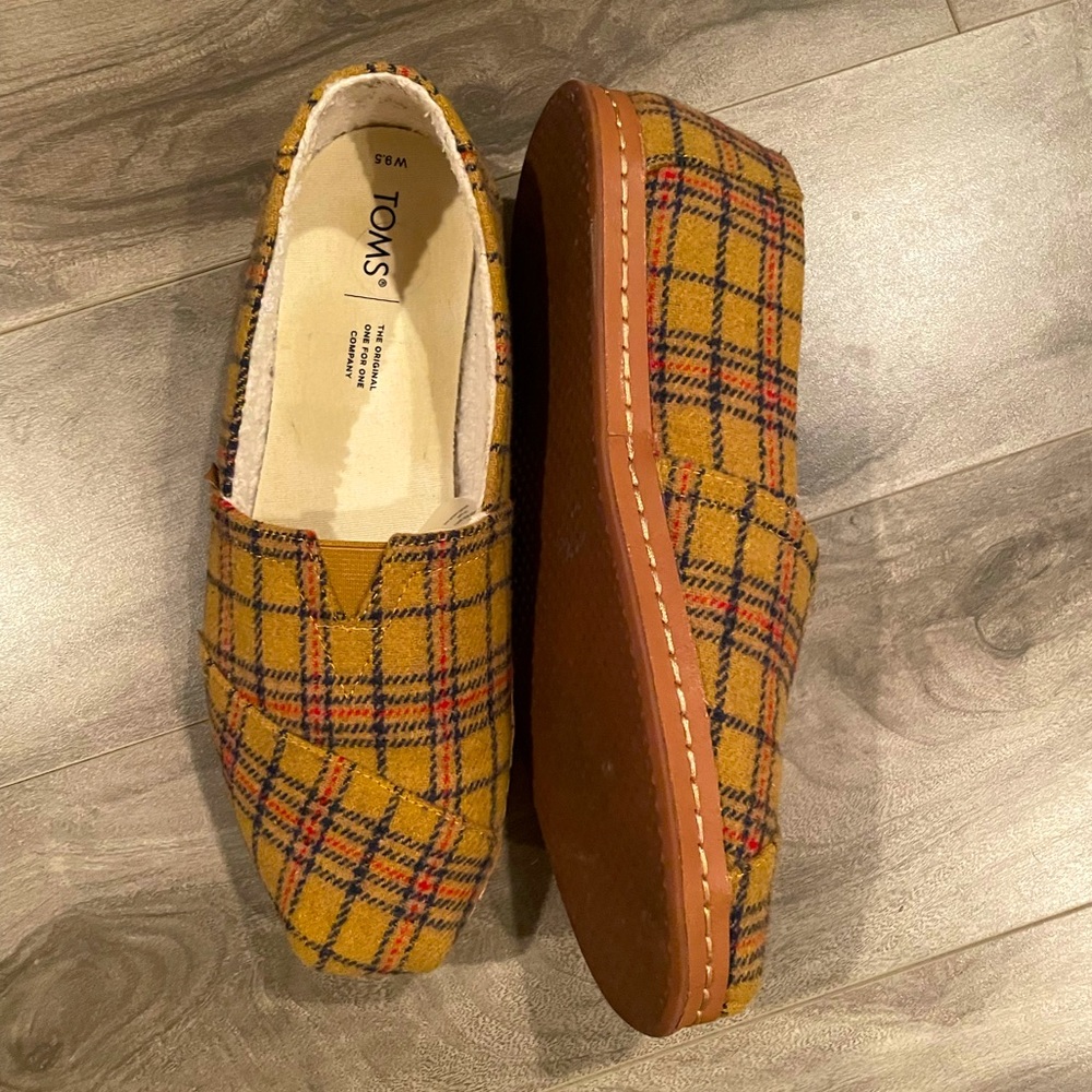 TOMS SLIP ON SHOES